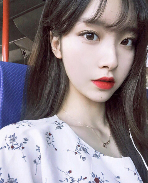 hot-girl-han-xinh-nhu-mong-dat-show-lam-mau-online