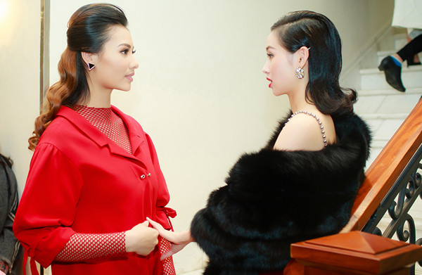 Cô còn hội ngộ với hot girl Tâm Tít. Cả hai thân thiết nắm tay và trò chuyện không ngừng. hong-que-tai-xuat-sau-sinh-do-sac-ben-tam-tit-5