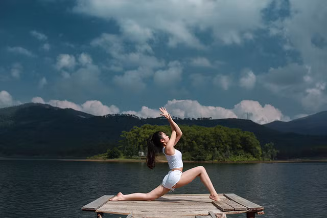 Cô giáo yoga nhớ lại lần đầu tiên đứng lớp có rất nhiều cảm xúc. “Kỉ niệm đầu tiên bao giờ cũng là mạnh mẽ và ấn tượng nhất. Cảm giác đứng trên mục giảng vừa biểu diễn động tác vừa thuyết trình thật sự rất thú vị nhưng cũng không khỏi hồi hộp. Tim như muốn nhảy ra khỏi lồng ngực vì mọi ánh mắt của học viên theo dõi từng cử chỉ của mình. Hồi ấy nhiều khi em còn quên luôn cả động tác. Ngượng đỏ mặt, những lúc ấy cả lớp lại được phen cười nghiêng ngả. Rất vui”.