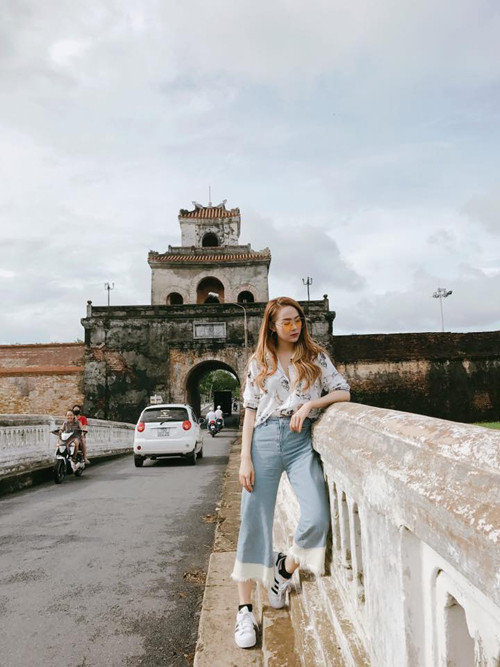 Minh Hằng với phong cách trẻ trung khi mix sơ mi hoạ tiết cùng quần jean ống lửng. Phụ kiện giày thể thao càng góp phần mang lại hình ảnh khoẻ khoắn cho ca sĩ. dien-so-mi-chat-nhu-sao-viet-7