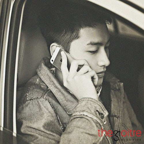 Bên cạnh hoạt động nghệ thuật, ít ai biết được Long còn đạt được những thành tích đáng nể trong học tập. Là học sinh chuyên Anh trường Chuyên Chu Văn An (Lạng Sơn), anh chàng đã đỗ vào khoa Quản trị Kinh doanh Quốc tế ĐH Kinh tế Quốc dân với số điểm cao (25.5 điểm). Bên cạnh hoạt động nghệ thuật, ít ai biết được Long còn đạt được những thành tích đáng nể trong học tập. Là học sinh chuyên Anh trường Chuyên Chu Văn An (Lạng Sơn), anh chàng đã đỗ vào khoa Quản trị Kinh doanh Quốc tế ĐH Kinh tế Quốc dân với số điểm cao (25.5 điểm).