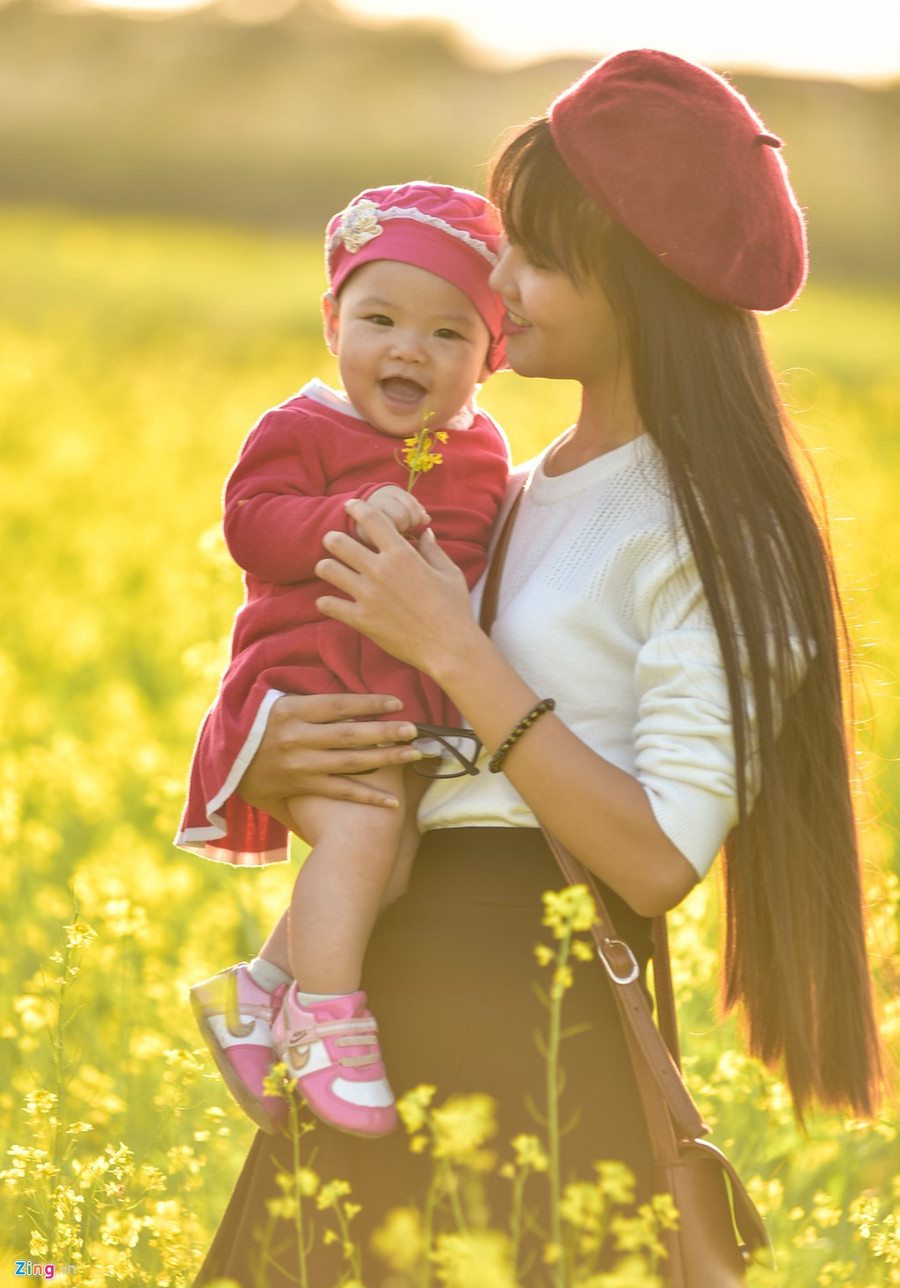 Gioi tre check-in dong hoa cai vang ben song Hong hinh anh 11