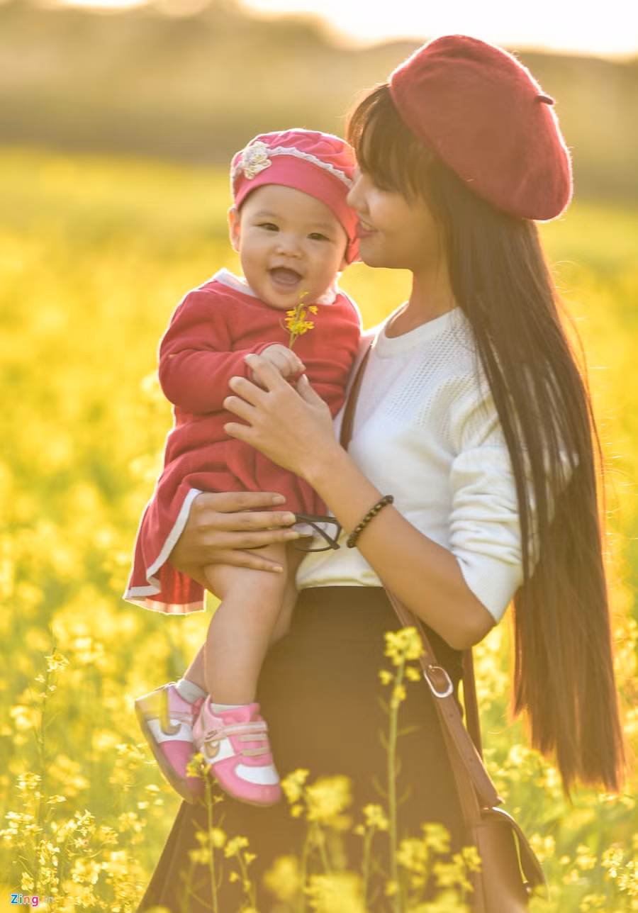 Gioi tre check-in dong hoa cai vang ben song Hong hinh anh 11