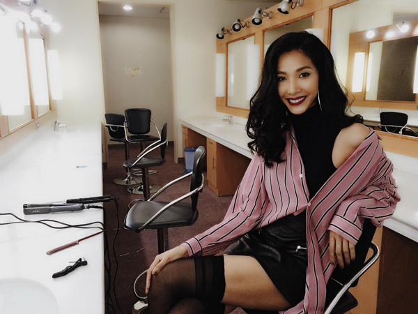 Hoàng Thuỳ thể hiệnsự phá cách với việc sử dụng váy ôm sexy cùng sơ mi phom dáng rộng. dien-so-mi-chat-nhu-sao-viet-9