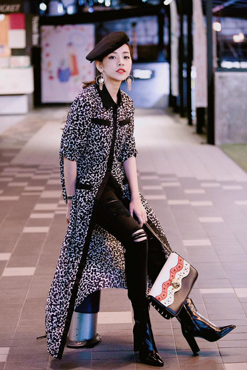 Sơ mi dáng dài mang lại nét cá tính được người đẹp sử dụng cùng quần skinny, bốt da mũi nhọn. dien-so-mi-chat-nhu-sao-viet-5