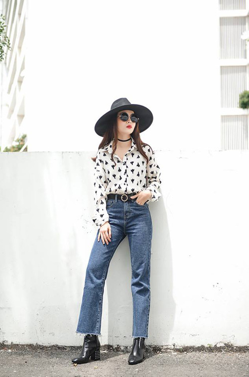 Sơ mi hoạ tiết được fashionista nổi tiếng của showbiz Việt phối cùng quần jean xé gấu, bốt cổ thấp mang dáng dấp của "nữ cao bồi". dien-so-mi-chat-nhu-sao-viet-3