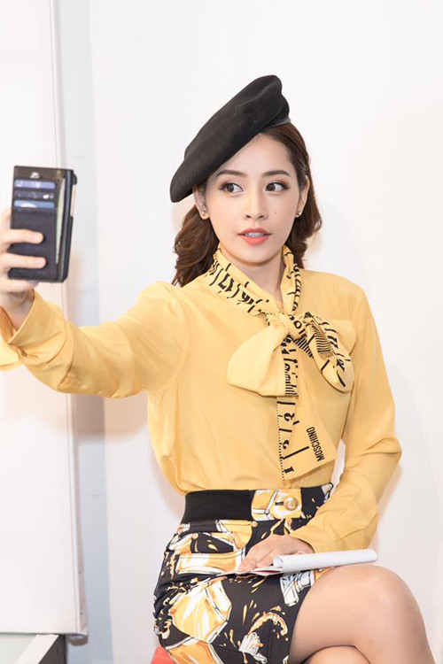 Điểm nhấn dải nơ in hoạ tiết thước kẻ giúp mẫu sơ mi màu vàng nhạt của Chi Pu trở nên bắt mắt hơn. dien-so-mi-chat-nhu-sao-viet-4