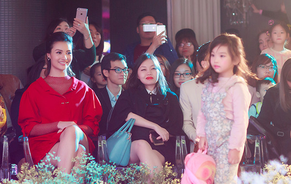 Tại event, chân dài thích thú ngồi ngắm những người mẫu nhí trình diễn thời trang. hong-que-tai-xuat-sau-sinh-do-sac-ben-tam-tit-4