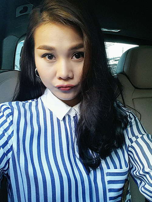 Sơ mi kẻ sọc thiết kế cổ áo nhỏ xinh giúp Thanh Hằng trở nên đáng yêu hơn. dien-so-mi-chat-nhu-sao-viet-10