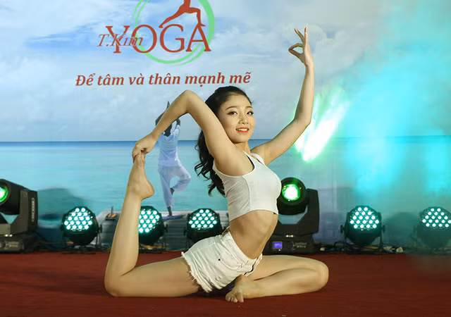 Cô biểu diễn trong cuộc thi Người đẹp yoga