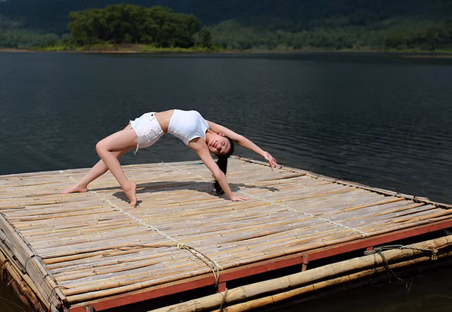Lưu Yến Linh (tên thường gọi là Linh Lưu), sinh năm 1994, là một giáo viên yoga trẻ tuổi ở Hải Phòng. Linh là một sinh viên chuyên ngành Quản trị Tài chính Kế toán của trường Đại học Hàng Hải nhưng cô quyết tâm theo đuổi niềm đam mê với yoga.