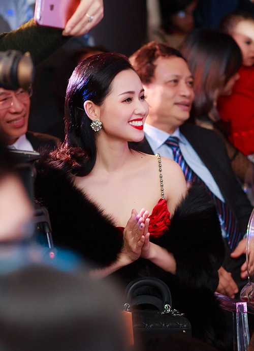 Từ ngày lập gia đình, cô hạn chế tham gia showbiz để dành thời gian vun vén cho tổ ấm. Thi thoảng cô mới nhận lời xuất hiện tại một vài sự kiện. hong-que-tai-xuat-sau-sinh-do-sac-ben-tam-tit-9