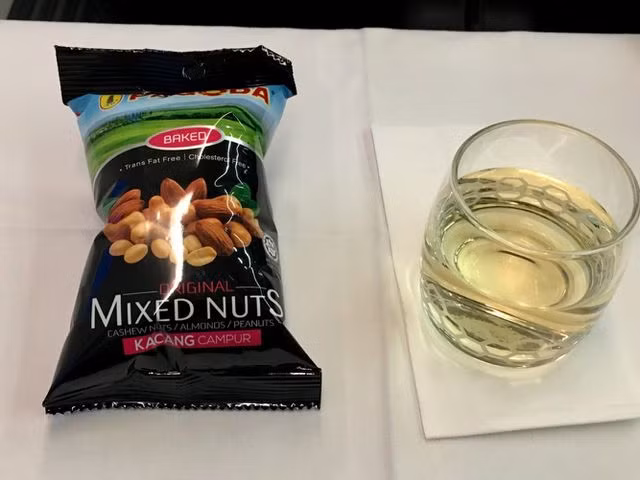 Hành khách bị tiếp viên “tống cổ” khỏi máy bay vì lý do khó tin - 2