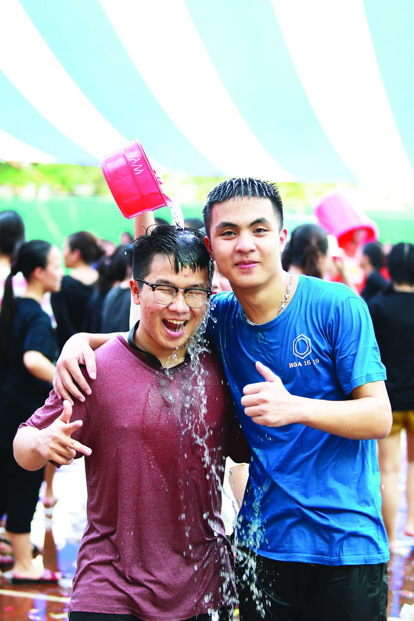 “Bữa tiệc” té nước trong buổi chia tay.