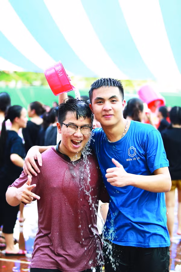 “Bữa tiệc” té nước trong buổi chia tay.