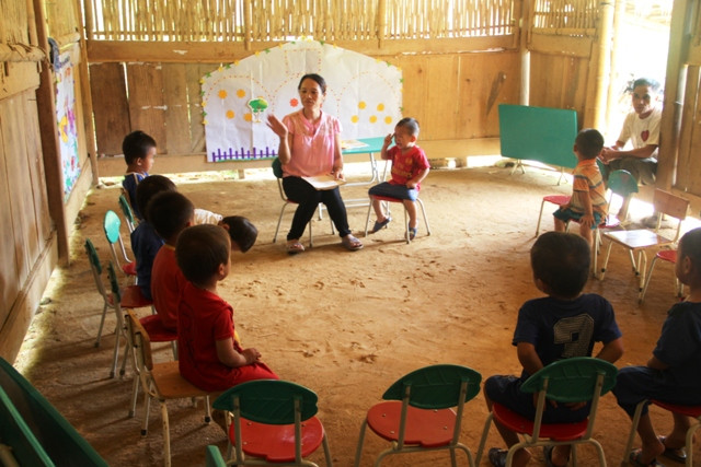Cô giáo và học sinh mầm non bản Giá. Ảnh: T.G