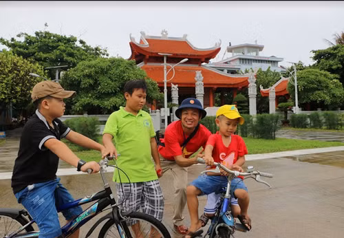 Tác giả với trẻ em đảo Trường Sa Lớn.