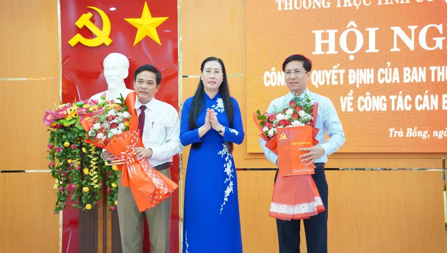 Bà Bùi Thị Quỳnh Vân, Bí thư Tỉnh ủy Quảng Ngãi trao quyết định, tặng hoa chúc mừng ông Đặng Minh Thảo (bên phải) và ông Nguyễn Văn Dũng (bên trái).