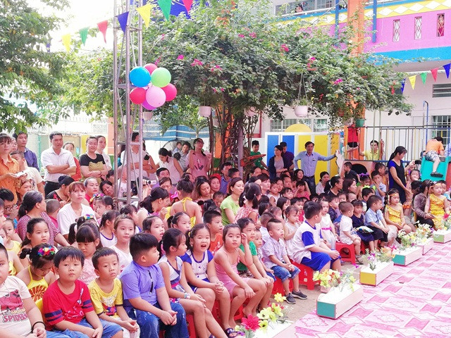 Học sinh và phụ huynh rất háo hức với các hoạt động tại lễ tổng kết