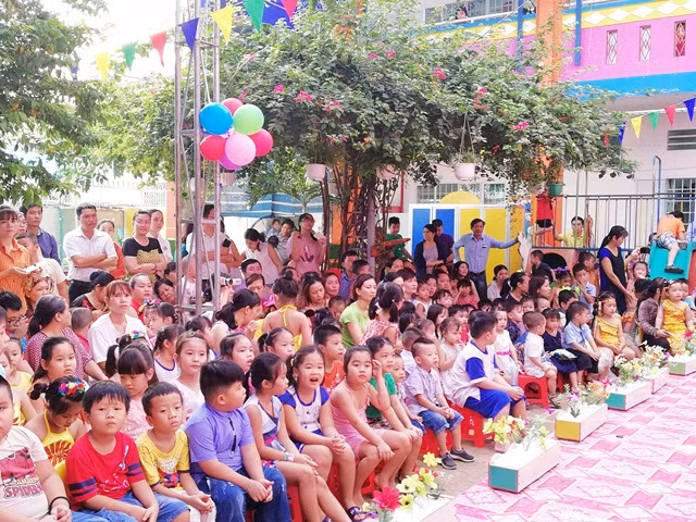 Học sinh và phụ huynh rất háo hức với các hoạt động tại lễ tổng kết