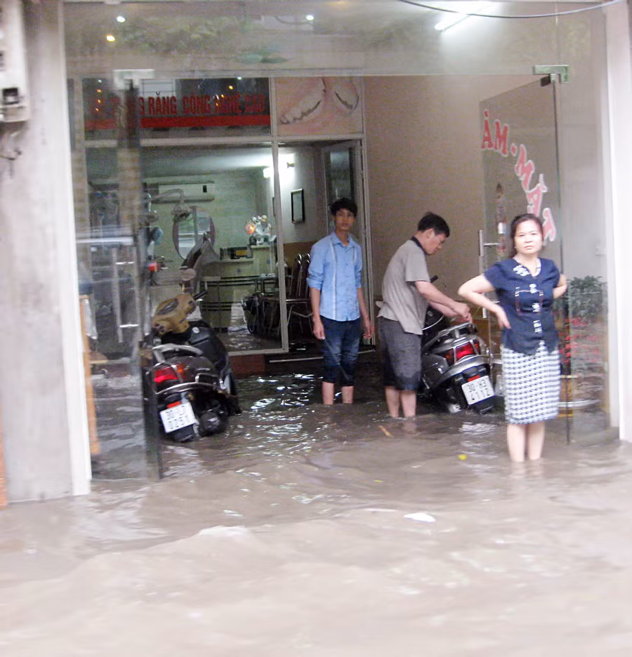 Nhiều nhà trở tay không kịp, để nước vào