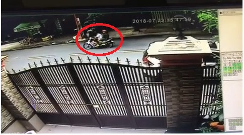 Hình ảnh hai tên cướp được camera an ninh nhà dân quay lại. Hình ảnh hai tên cướp được camera an ninh nhà dân quay lại.