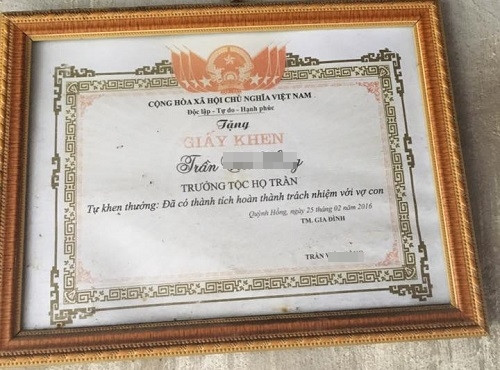 Bằng khen dành cho ông chồng mẫu mực. Bằng khen dành cho ông chồng mẫu mực.