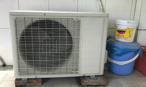 Tưởng mua được máy điều hòa rẻ, nhưng cộng thêm công lắp và các phụ kiện đi kèm nên tổng hóa đơn anh Quyết phải trả cũng không hề rẻ hơn mua trọn gói. Tưởng mua được máy điều hòa rẻ, nhưng cộng thêm công lắp và các phụ kiện đi kèm nên tổng hóa đơn anh Quyết phải trả cũng không hề rẻ hơn mua trọn gói - Ảnh: Hoàng Anh