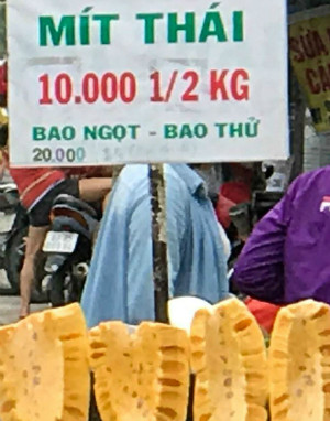 Mít bán nửa giá trên đường phố TP HCM.. Mít bán nửa giá trên đường phố TP HCM. Ảnh: Bích Thục.
