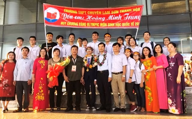 Đông đảo thầy, cô giáo và bạn bè chào đón Hoàng Minh Trung