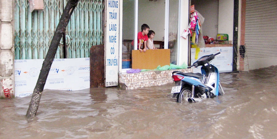 Đắp đập, be bờ để tránh nước vào nhà mỗi khi mưa đến