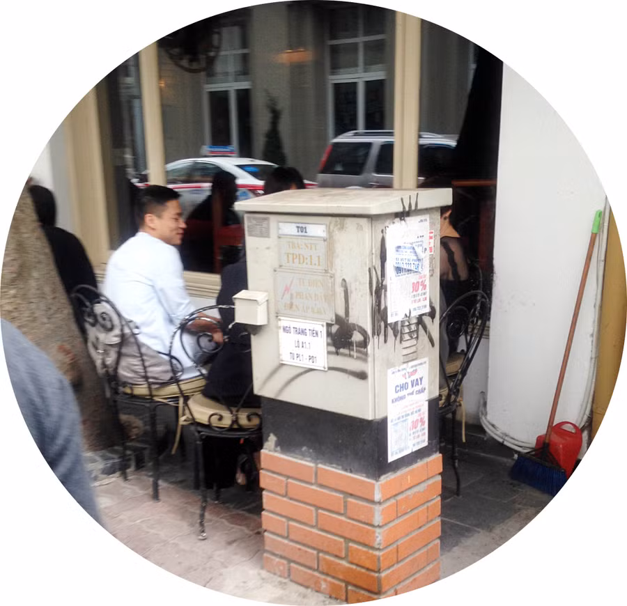 Vô tư ăn uống bên tủ điện