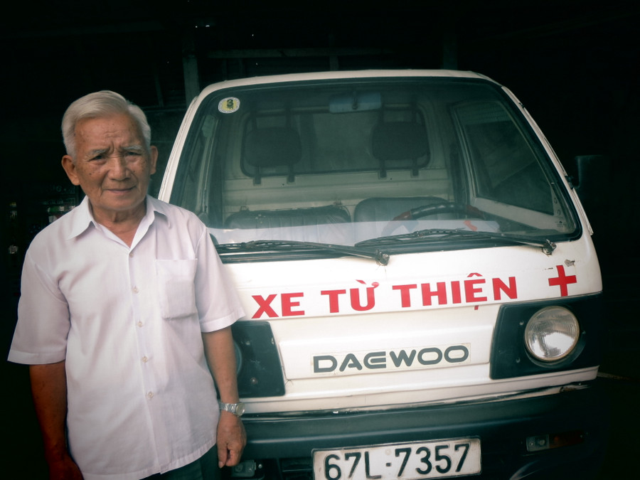 Ông Võ Văn Tuần bên chiếc xe cứu thương từ thiện, luôn sẵn sàng hỗ trợ người dân nghèo ở địa phương
