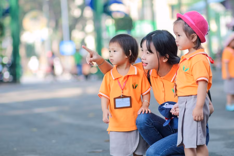 Sự động viên, khuyến khích là không thể thiếu khi muốn con trẻ hoạt động tích cực