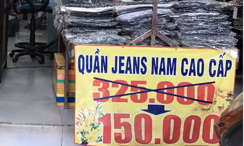Một cửa hàng quần áo trên đường Huỳnh Tấn Phát quận 7lúc nào cũng treo biển giảm giá - Ảnh: Hoàng Anh.