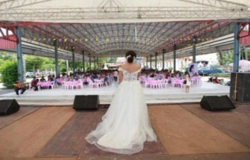 Cô Jutathip đứng trên sân khấu thông báo với khách mời chú rể không tới. Ảnh: Cô dâuJutathip đứng trên sân khấu thông báo với khách mời chú rể không tới đám cưới. Ảnh: Facebook.