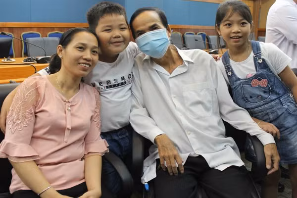 Sau nhiều năm chiến đấu bệnh tật, gia đình anh Vách chị Hường bình an bên nhau. Sau nhiều năm chiến đấu bệnh tật thì gia đình anh cũng đã nở được nụ cười hạnh phúc. Ảnh: Cẩm Anh