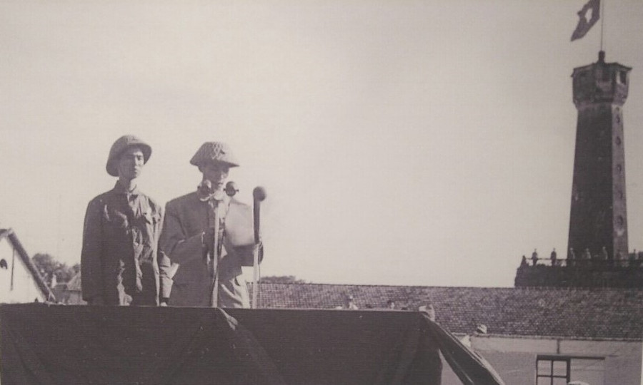 Thiếu tướng Vương Thừa Vũ vinh dự đọc thư của Hồ Chủ tịch gửi đồng bào Thủ đô. Ảnh tư liệu. Thiếu tướng Vương Thừa Vũ vinh dự đọc thư của Hồ Chủ tịch gửi đồng bào Thủ đô. Ảnh tư liệu.