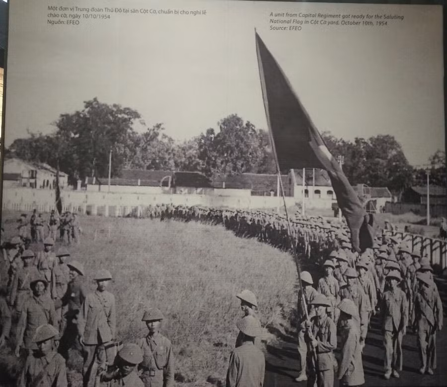 Một đơn vị Trung đoàn Thủ đô tại sân Cột Cờ chuẩn bị cho nghi lễ chào cờ, ngày 10/10/1954. Nguồn ảnh: EFEO. Một đơn vị Trung đoàn Thủ đô tại sân Cột Cờ chuẩn bị cho nghi lễ chào cờ, ngày 10/10/1954. Nguồn ảnh: EFEO.