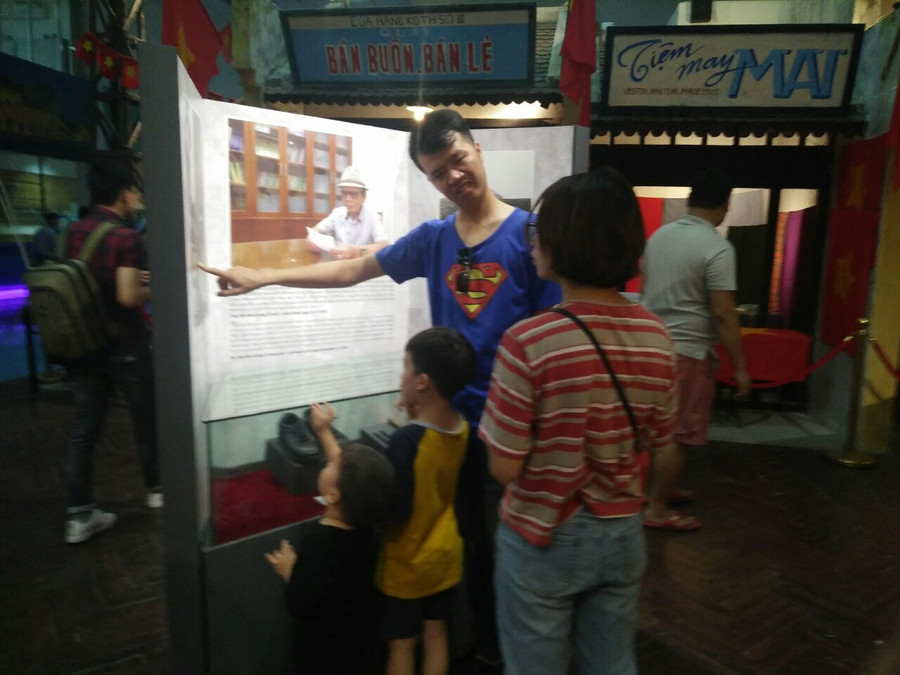 Triển lãm "Hà Nội mùa thu năm ấy" đang được trưng bày tại Hoàng thành Thăng Long Hà Nội thu hút sự quan tâm của công chúng. Ảnh: Bình Thanh. Triển lãm "Hà Nội mùa thu năm ấy" đang được trưng bày tại Hoàng thành Thăng Long Hà Nội thu hút sự quan tâm của công chúng. Ảnh: Bình Thanh.