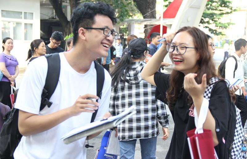 Khi chọn trường, nên tìm hiểu chương trình đào tạo, học phí, tỉ lệ sinh viên có việc sau khi tốt nghiệp, môi trường học tập, sinh hoạt ngoại khóa tại trường, mức điểm chuẩn các năm trước. Khi chọn trường, nên tìm hiểu chương trình đào tạo, học phí, tỉ lệ sinh viên có việc sau khi tốt nghiệp, môi trường học tập, sinh hoạt ngoại khóa tại trường, mức điểm chuẩn các năm trước.