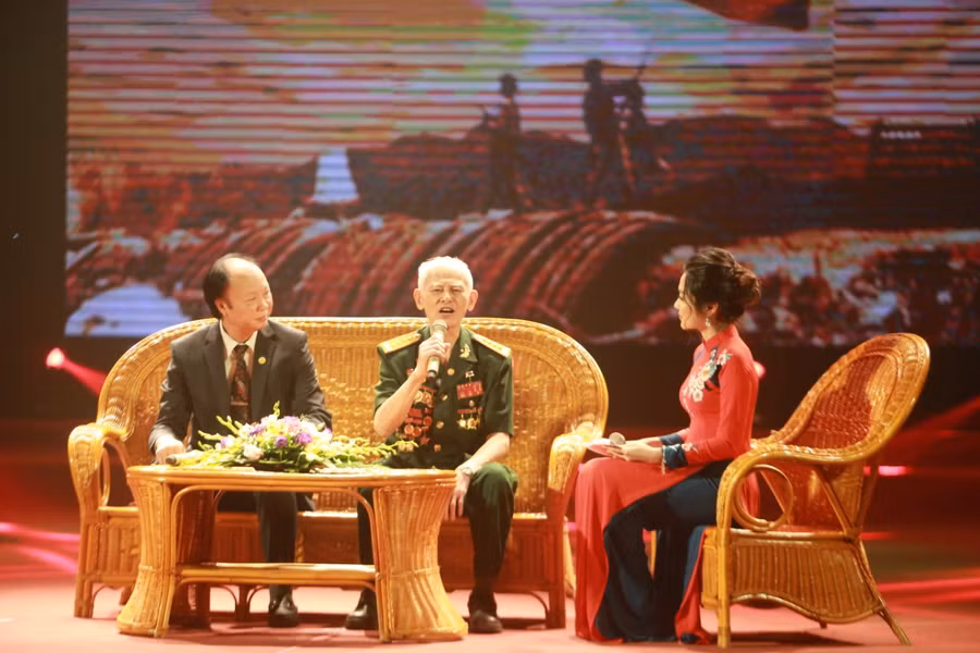 Các nhân chứng lịch sử giao lưu tại chương trình.