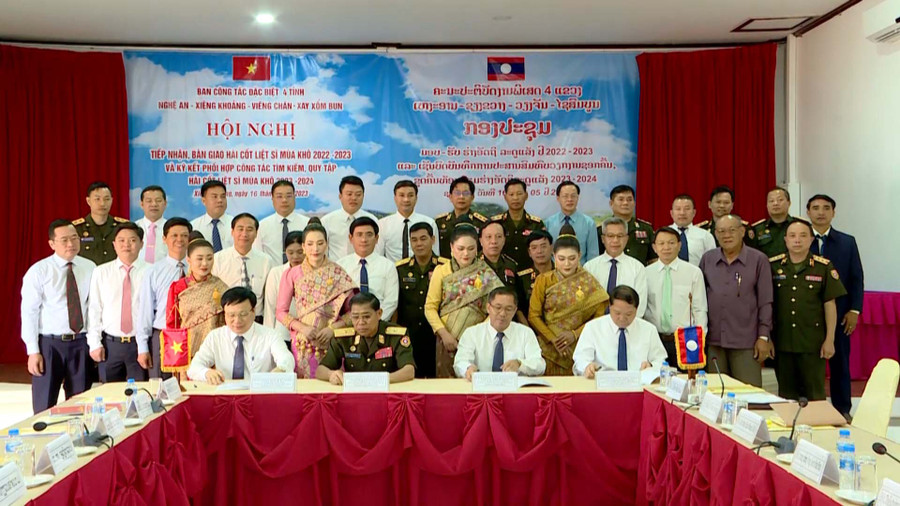 Ban Công tác đặc biệt tỉnh Nghệ An và 3 tỉnh nước bạn Lào ký kết biên bản ghi nhớ phối hợp công tác tìm kiếm, cất bốc hài cốt liệt sỹ Quân tình nguyện và chuyên gia Việt Nam hy sinh tại Lào mùa khô năm 2023-2024. Ảnh: nghean.gov.vn.