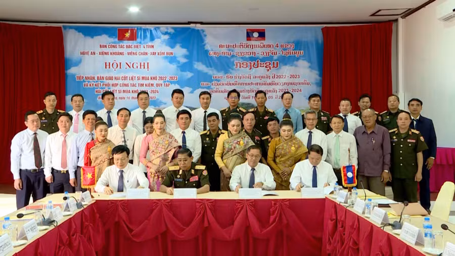 Ban Công tác đặc biệt tỉnh Nghệ An và 3 tỉnh nước bạn Lào ký kết biên bản ghi nhớ phối hợp công tác tìm kiếm, cất bốc hài cốt liệt sỹ Quân tình nguyện và chuyên gia Việt Nam hy sinh tại Lào mùa khô năm 2023-2024. Ảnh: nghean.gov.vn.