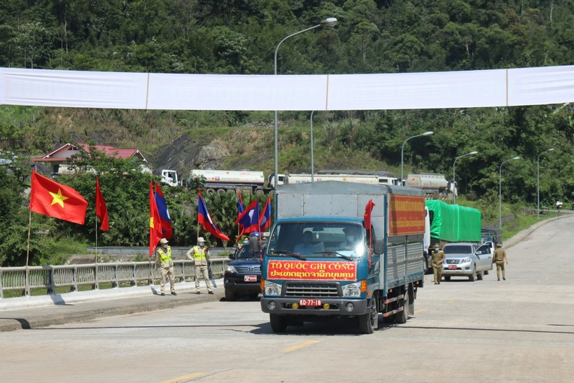 Xe đưa hài cốt liệt sỹ, quân tình nguyện, chuyên gia Việt Nam hi sinh tại Lào qua Cửa khẩu Nậm Cắn (Kỳ Sơn, Nghệ An) về nước. Ảnh: Hồ Lài. Xe đưa hài cốt liệt sỹ, quân tình nguyện, chuyên gia Việt Nam hi sinh tại Lào qua Cửa khẩu Nậm Cắn (Kỳ Sơn, Nghệ An) về nước. Ảnh: Hồ Lài.