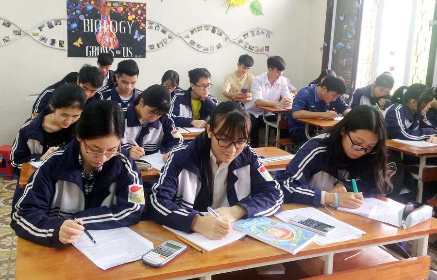 Em Hoàng Thị Huyền Trang (ngồi giữa) trong một tiết học Em Hoàng Thị Huyền Trang (ngồi giữa) trong một tiết học