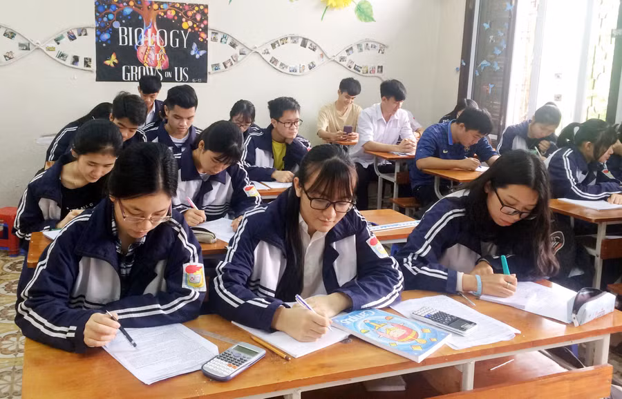 Em Hoàng Thị Huyền Trang (ngồi giữa) trong một tiết học Em Hoàng Thị Huyền Trang (ngồi giữa) trong một tiết học