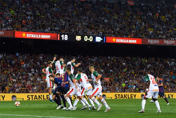 10 cú sút phạt trực tiếp của Messi làm mê hoặc khán giả