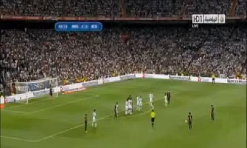 Messi sút phạt tung lưới Real Madrid