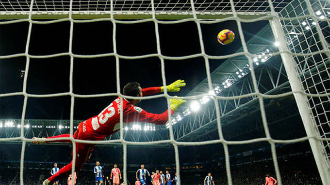 Những pha sút phạt trực tiếp của Messi làm mê hoặc khán giả ảnh 2 10 cú sút phạt trực tiếp của Messi làm mê hoặc khán giả